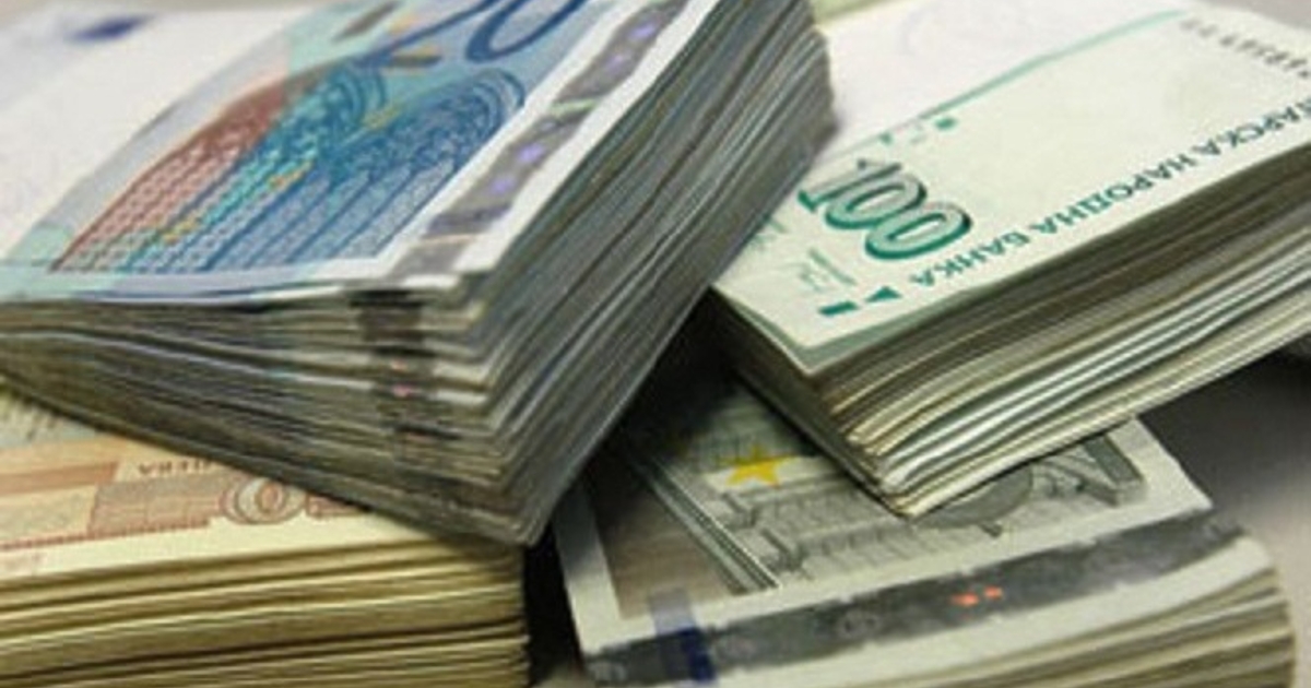 Разбираемо е политиците да се опитват да обличат в символика