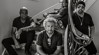 Има един популярен израз alive kickin   какво по подходящо да