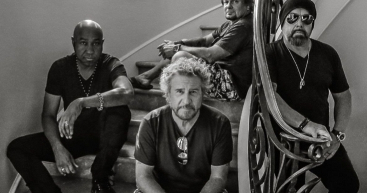 Има един популярен израз alive & kickin` - какво по-подходящо да