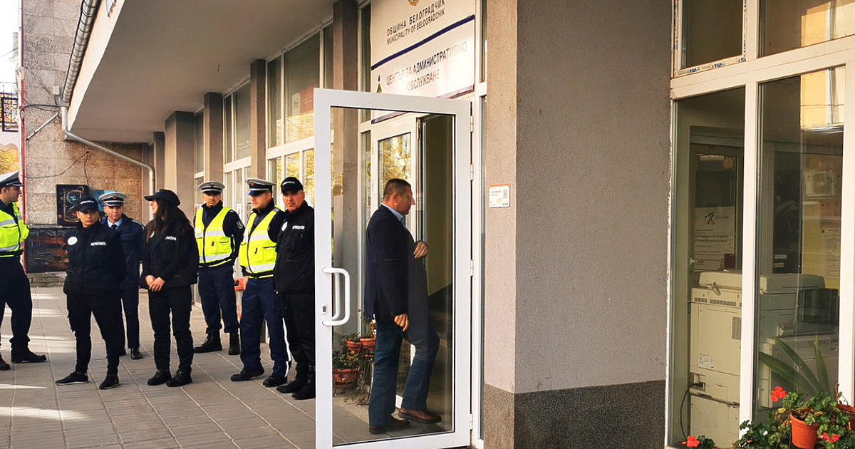 От сутринта в сградата на Община Белоградчик има полиция и