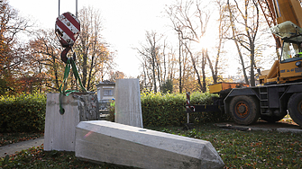 Полша демонтира днес четири паметника построени по времето на комунистическия