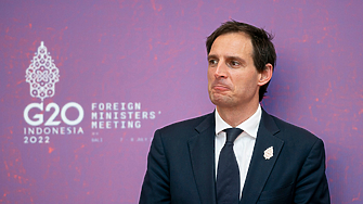 Нидерландският министър на външните работи Вопке Хукстра нареди незабавно да