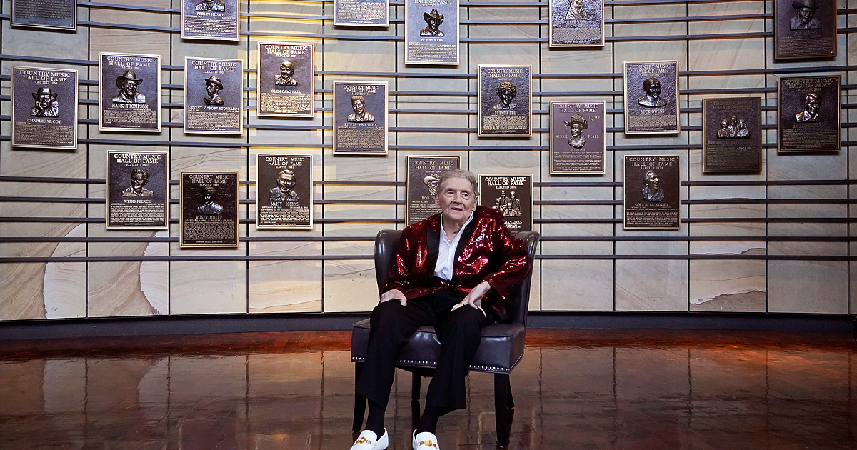 Неукротимата звезда на рокендрола Джери Лий Луис почина днес на