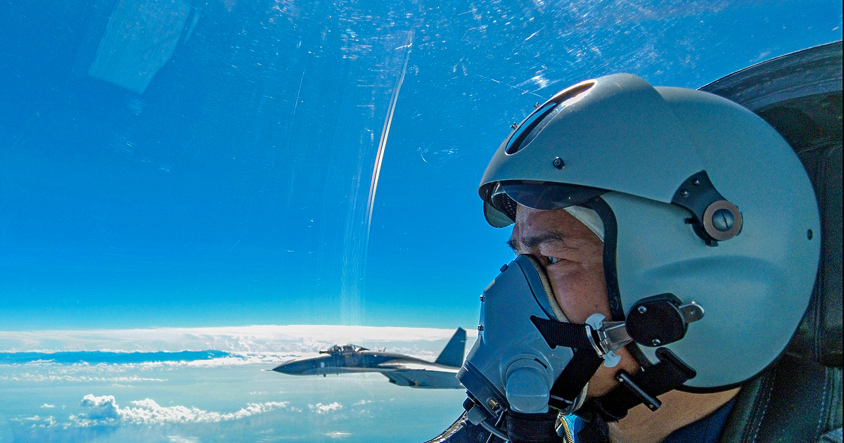 Китай е наел десетки бивши британски военни пилоти, за да