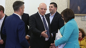 Лидерката на БСП Корнелия Нинова се срещна в парламента с