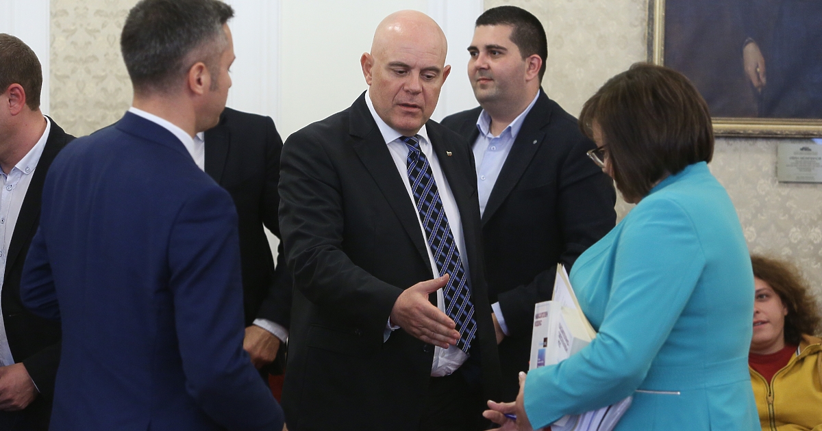 Лидерката на БСП Корнелия Нинова се срещна в парламента с