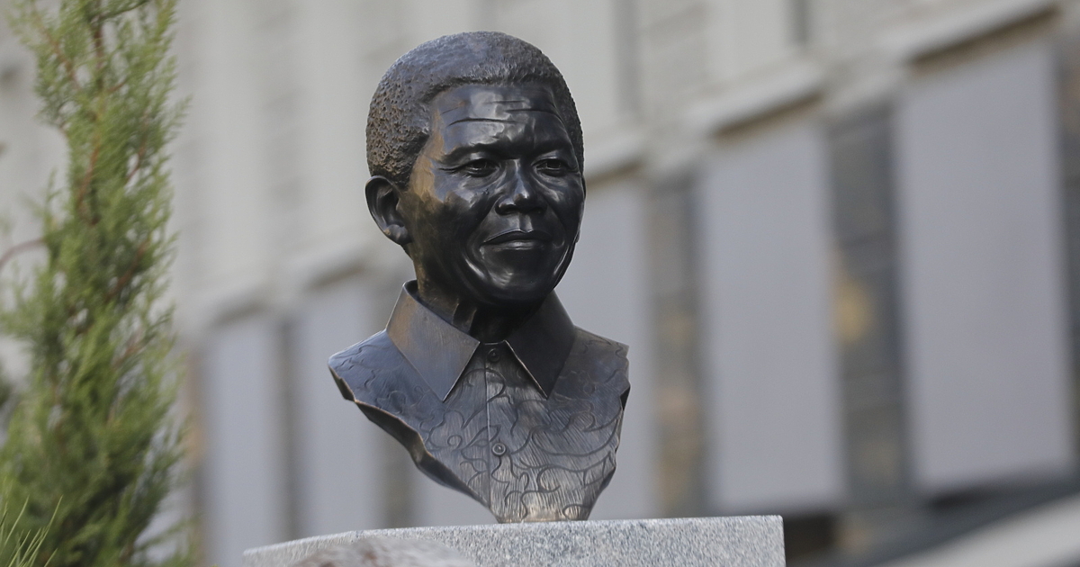 Паметник на южноафриканския президент Нелсън Мандела бе открит в София