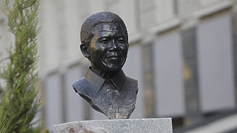 Нелсън Мандела вече е почетен с паметник в София