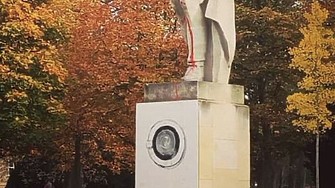 В чешкия град Литомержице неизвестни лица боядисаха пиедестала на паметника