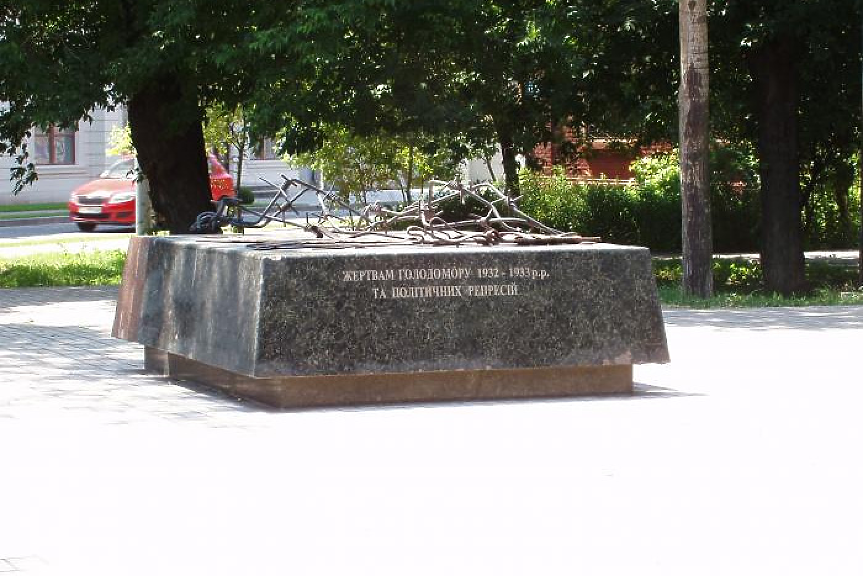 Руснаците демонтираха паметника на Гладомора в центъра на Мариупол