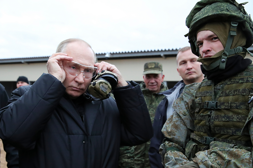 Путин стреля със снайпер, окуражава мобилизирани (ВИДЕО)