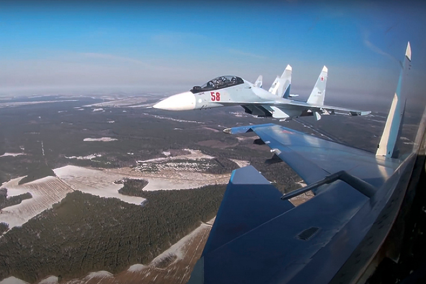 Руски военен самолет падна върху двуетажна къща