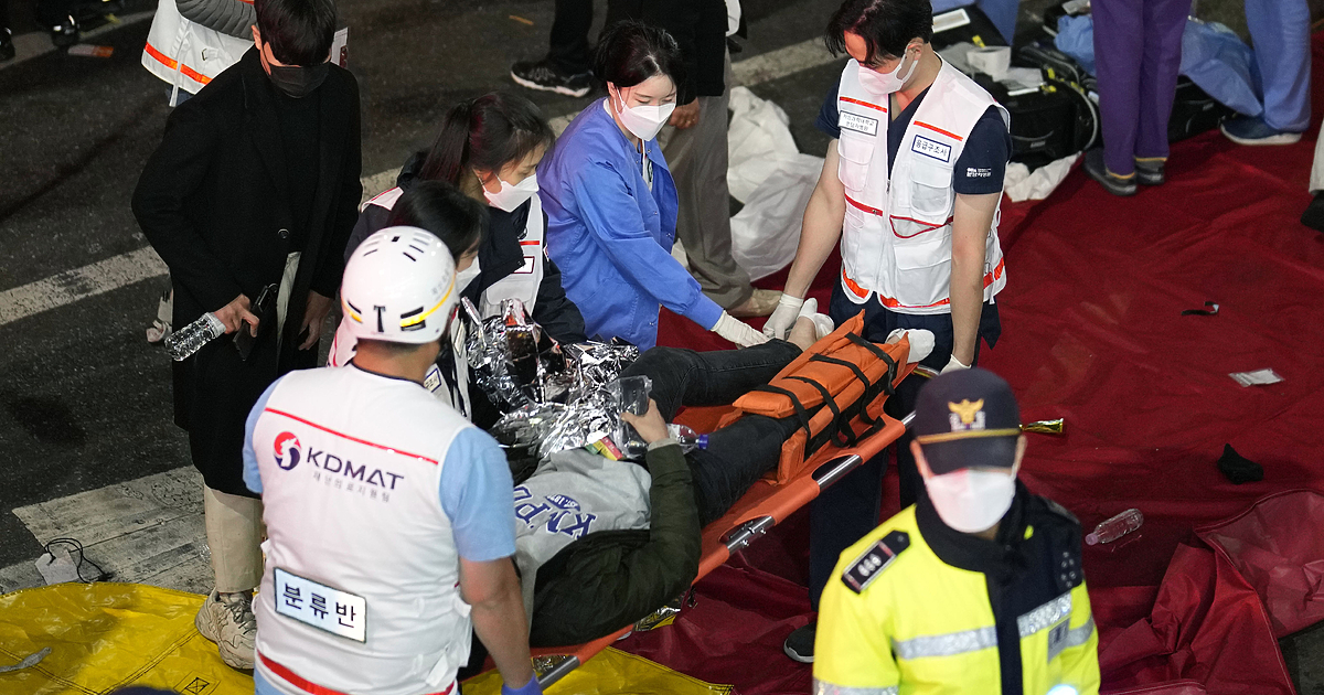 Най-малко 151 души са загинали, а други 82 са били