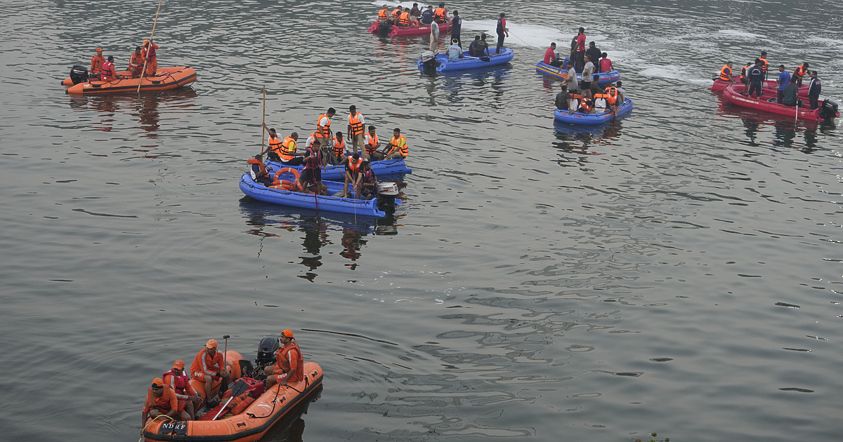 Най-малко 133 са загиналите при рухването на висящия мост в индийския