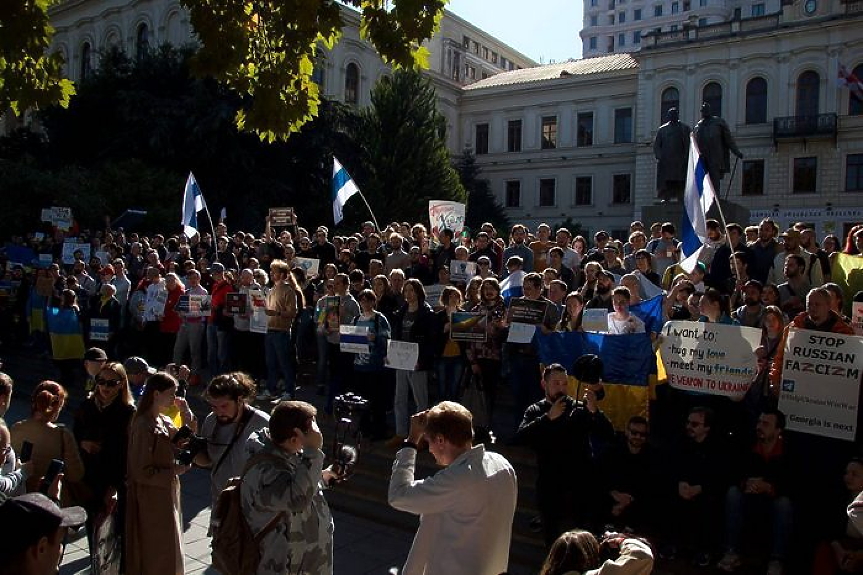 Избягали руснаци протестират в Тбилиси срещу Путин и войната