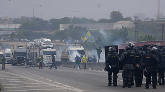 Бразилският президент Жаир Болсонаро снощи наруши двудневното си мълчание след