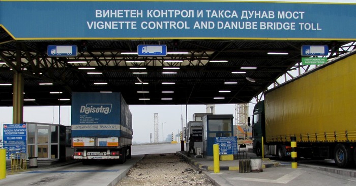 Най-малко един човек е загинал, след като цистерна гръмна до