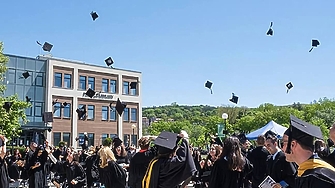 Човек прекарва почти целия си буден и съзнателен ден на