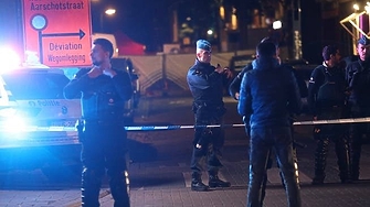 Полицейски служител е бил намушкан до смърт вчера вечерта в