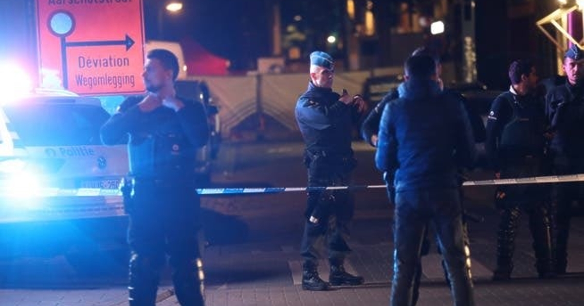 Полицейски служител е бил намушкан до смърт вчера вечерта в