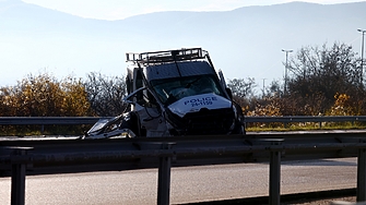 Полицай пострада тежко при зверски удар от бус превозващ нелегални мигранти Превозното