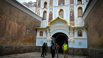 Украинските власти претърсиха днес прочут православен манастир в Киев след