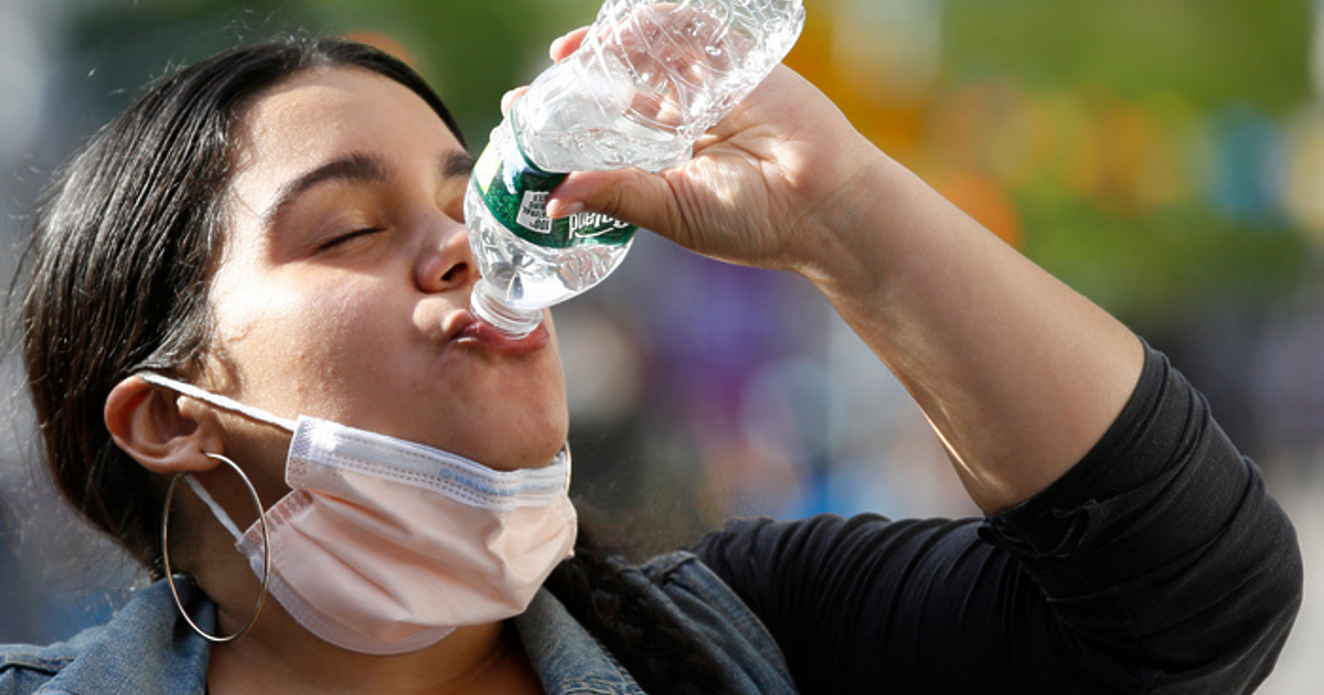 Човек не се нуждае от осем чаши вода дневно, пише