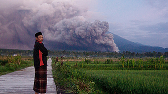 Най високият вулкан на най гъсто населения остров в Индонезия днес избълва