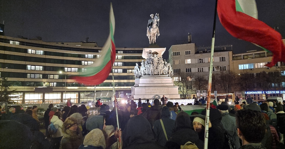 Пореден протест пред Народното събрание срещу връщането на хартиената бюлетина