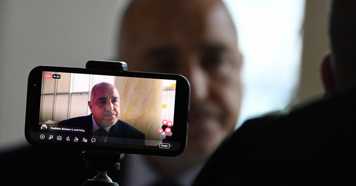 В момента България е поставена на изчакване, докато ГЕРБ и най-вече