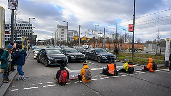 Екоактивисти от движението нарекло се Последното поколение се залепиха на
