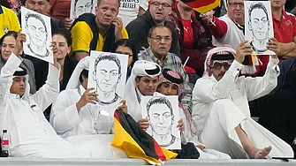 Катарски фенове носеха десетки изображения на бившия германски национал Месут