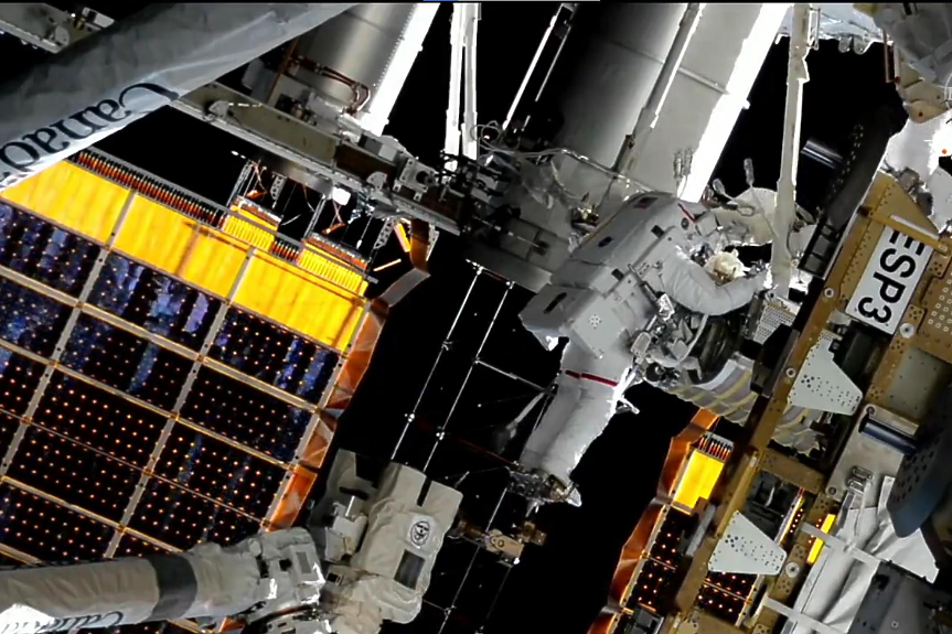 Как се разтягат слънчеви панели в космоса (ВИДЕО)