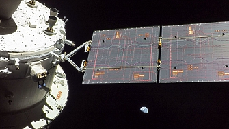 Две седмици след като напусна Земята на мисия до Луната