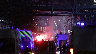 Сблъсъци избухнаха между футболни запалянковци и полицаи на парижкия булевард