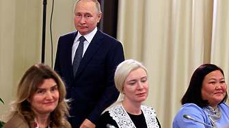 ДЕНЯТ В НЯКОЛКО РЕДА: Путин утешава войнишки майки 