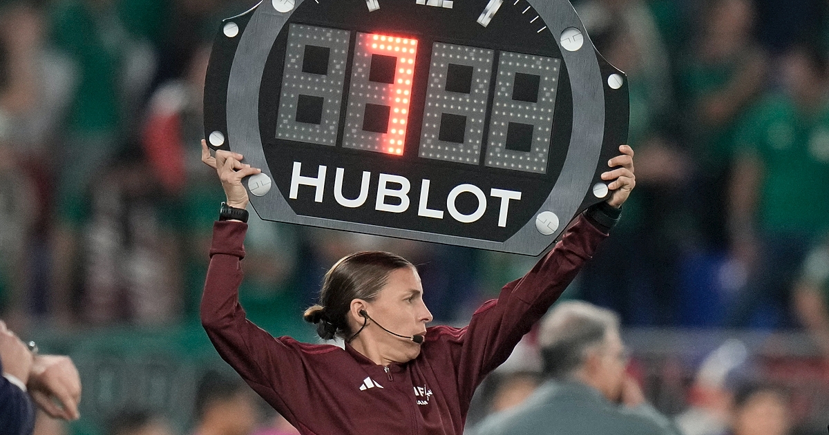 Стефани Фрапар ще стане първата жена, която ръководи мач на