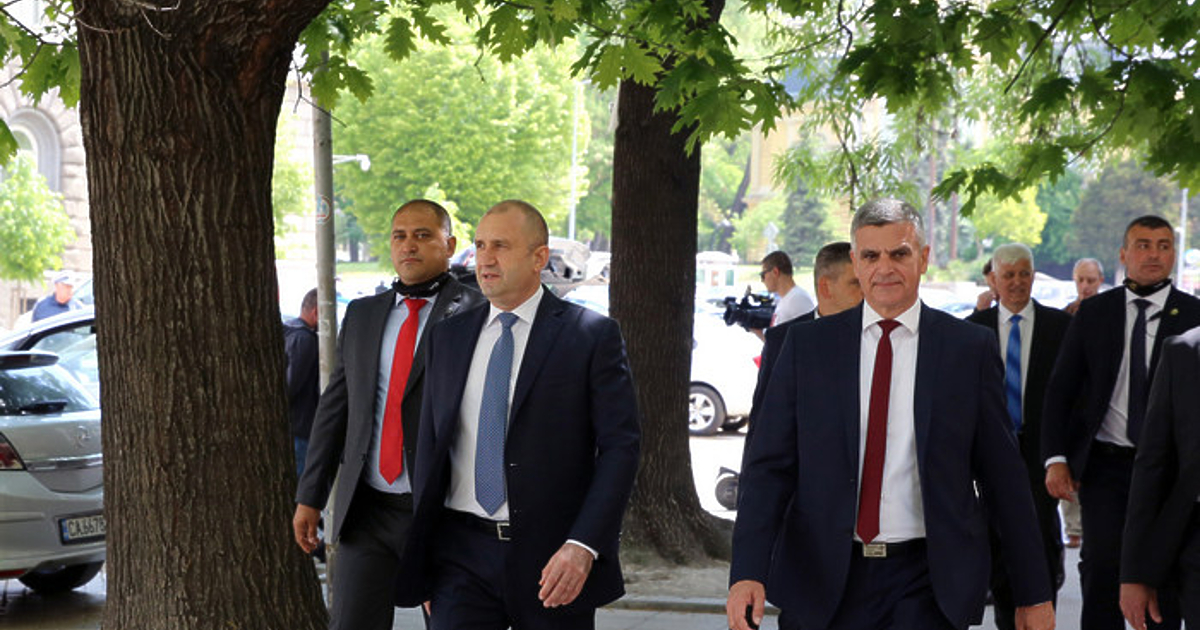 Доверието в парламента Румен Радев спада, а партията Български възход