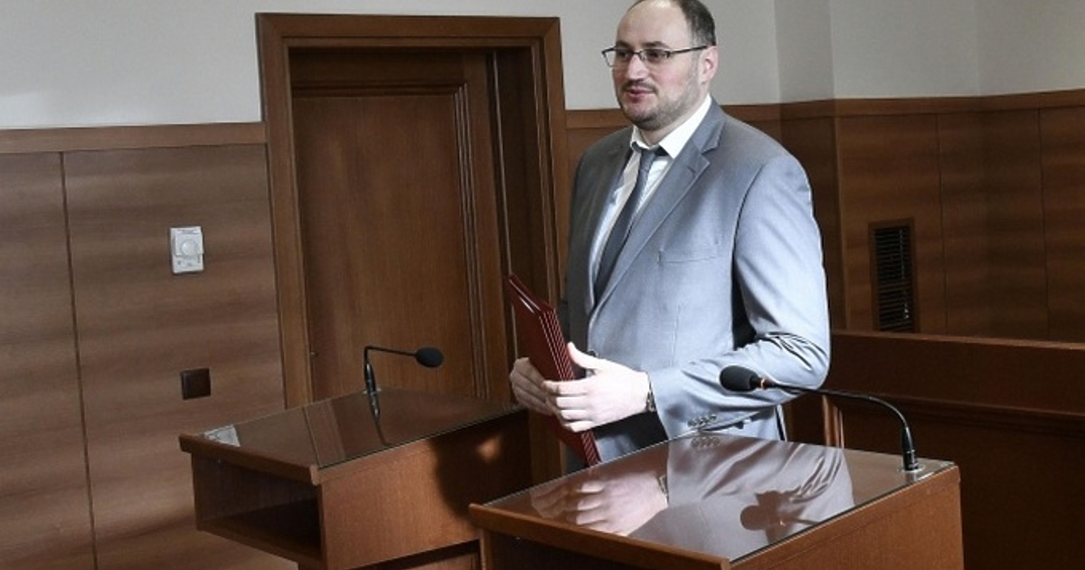 С много сериозно мнозинство от 10:2 гласа Александър Ангелов бе