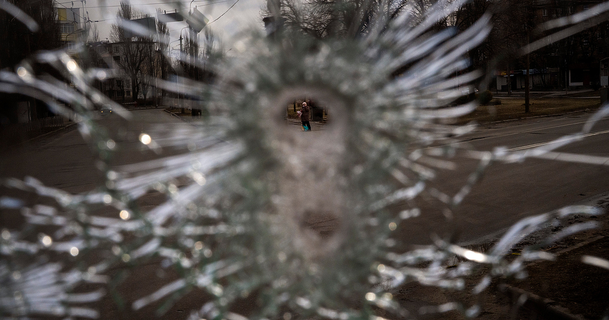 Ударете го по главата с нещо тежко, увийте го в