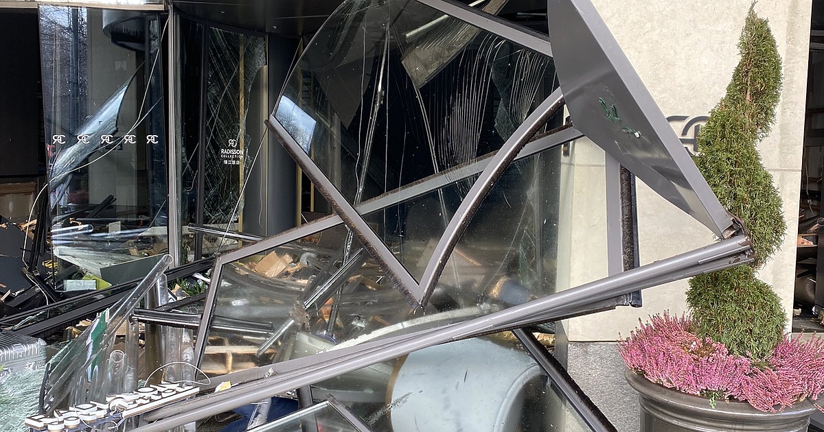 Най-големият аквариум в Берлин Аквадом“ се спука рано тази сутрин