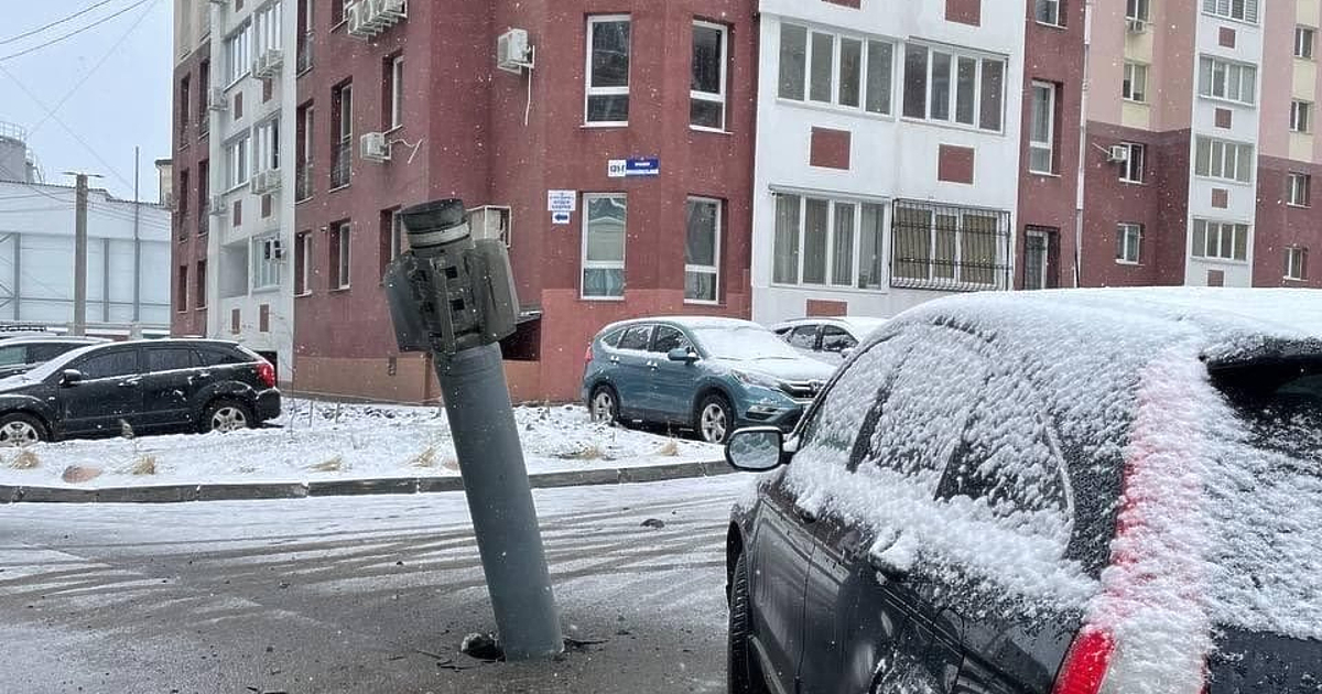 Анна Гин е журналистка и писателка, живее в украинския град Харкив*,