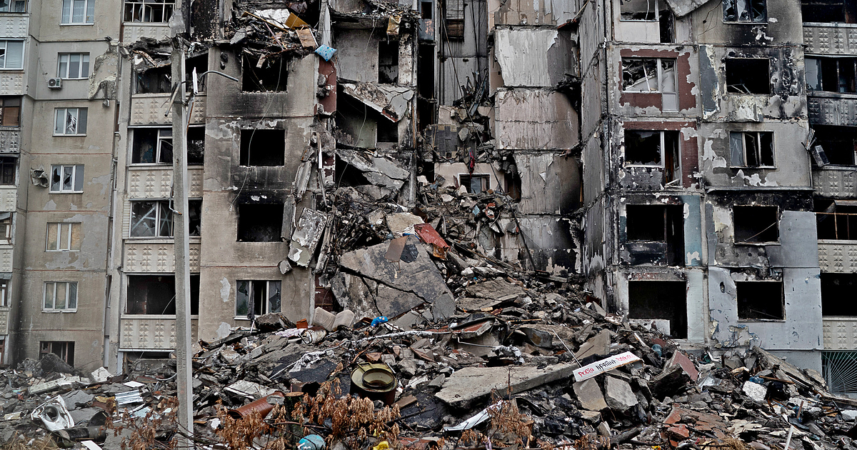 Анна Гин е журналистка и писателка, живее в украинския град Харкив*,