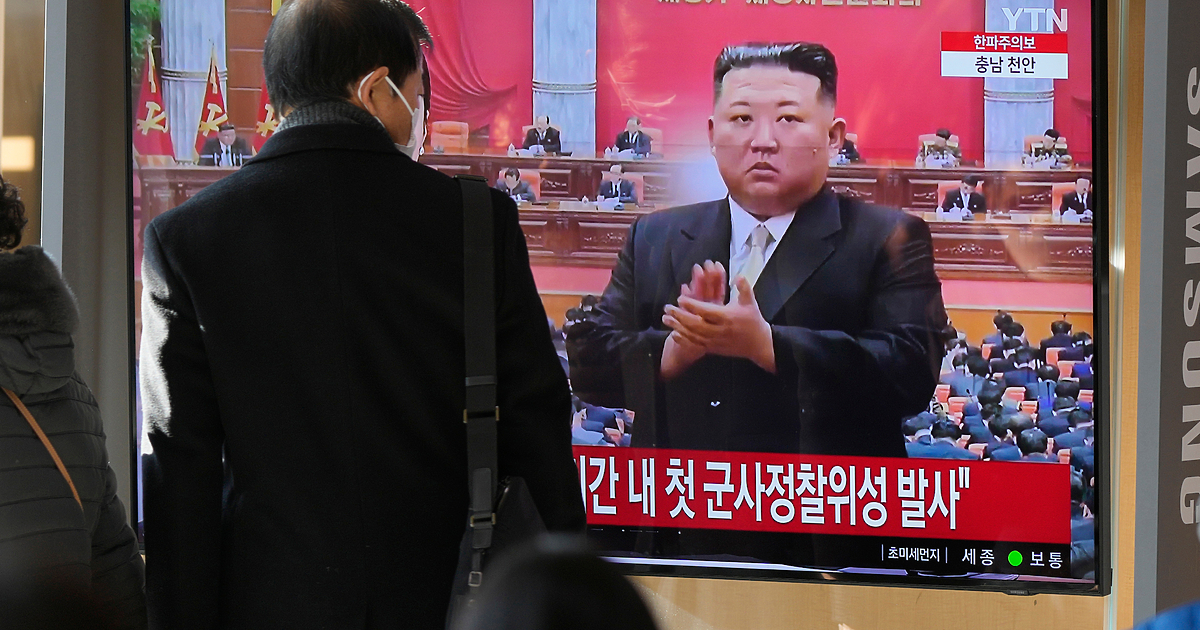Северна Корея уволни Пак Чен Чон, втория по ранг военен след