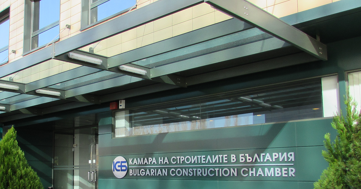 Започналият през 2021 г. спад в произведената строителна продукция продължава