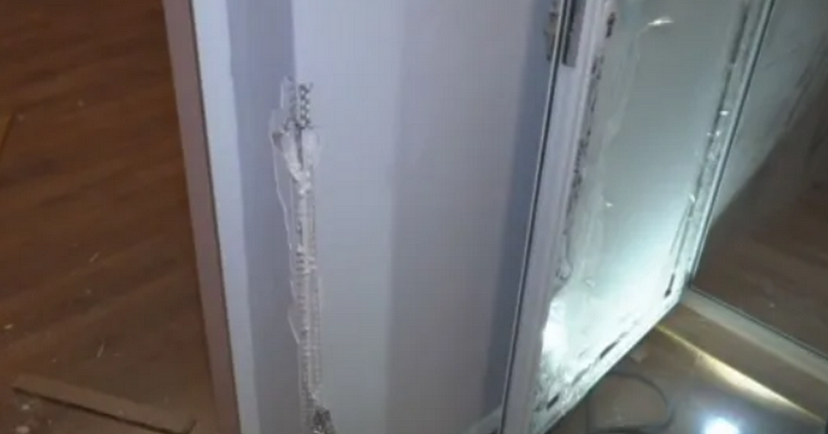 Ядосани строители нахлули с чукове и лостове в къща в