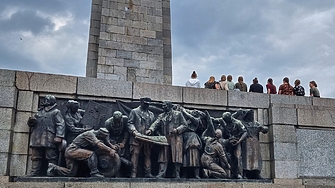 България е затънала дълбоко в миналото си При това в