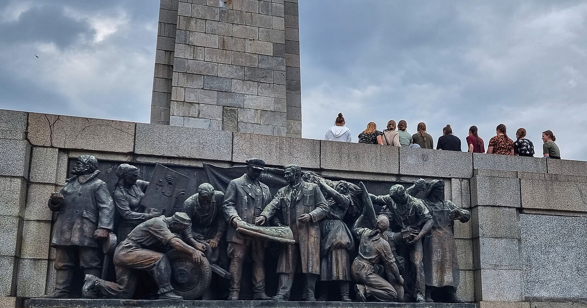 България е затънала дълбоко в миналото си. При това в
