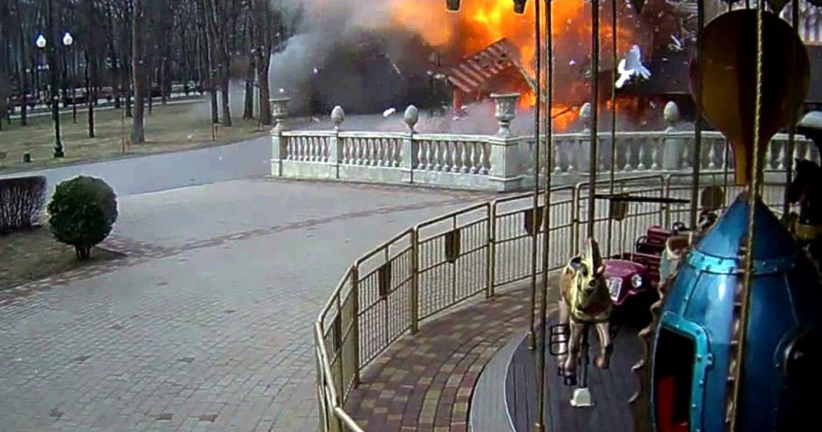 Анна Гин е журналистка и писателка, живее в украинския град Харкив*,