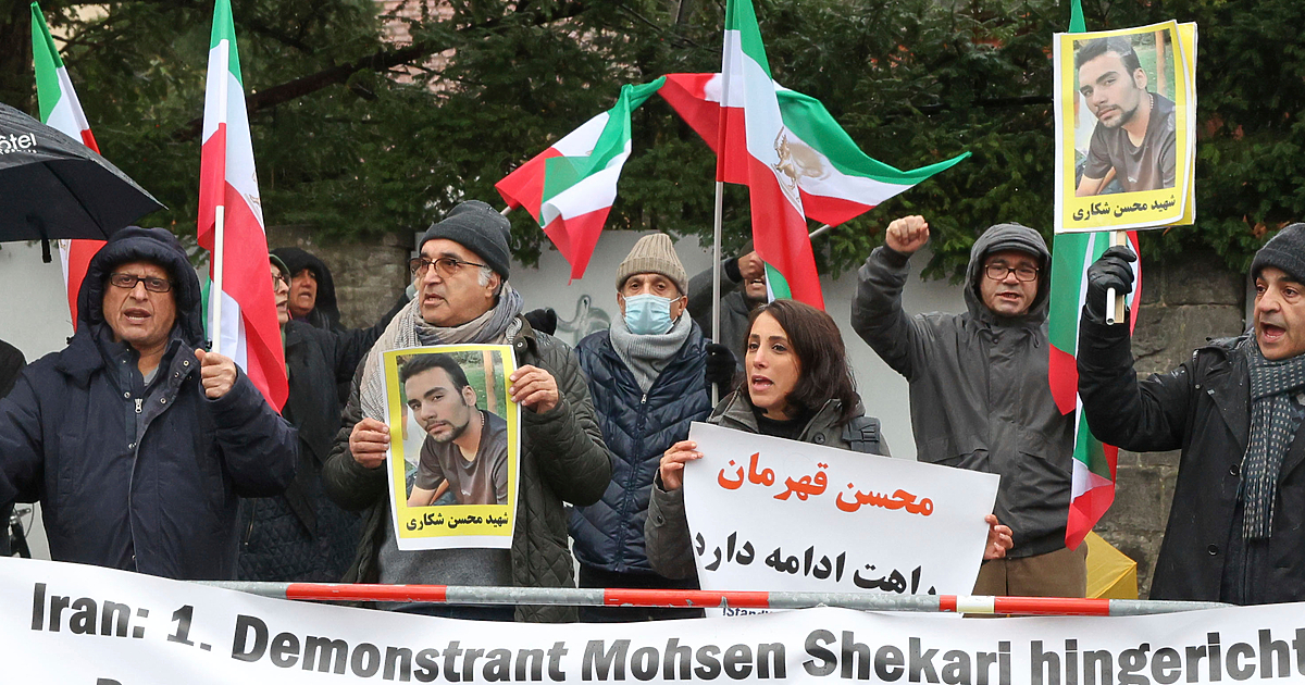 Властите в Иран започнаха да прибягват до публични екзекуции на